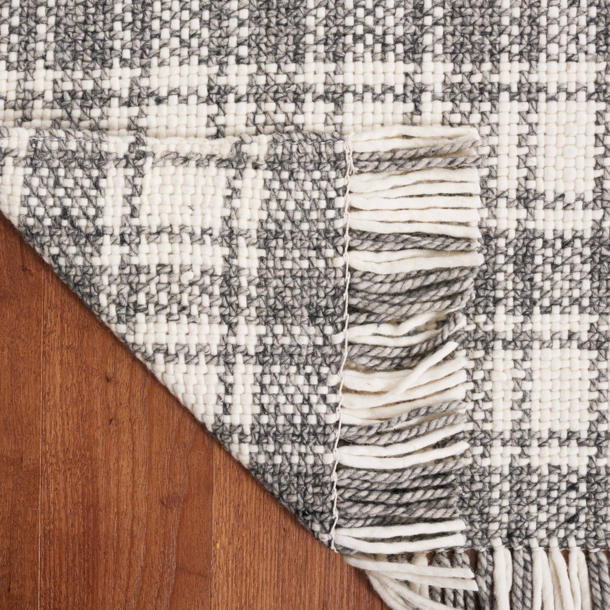 SAFAVIEH Handmade Natura Tine Checkered Wool Rug