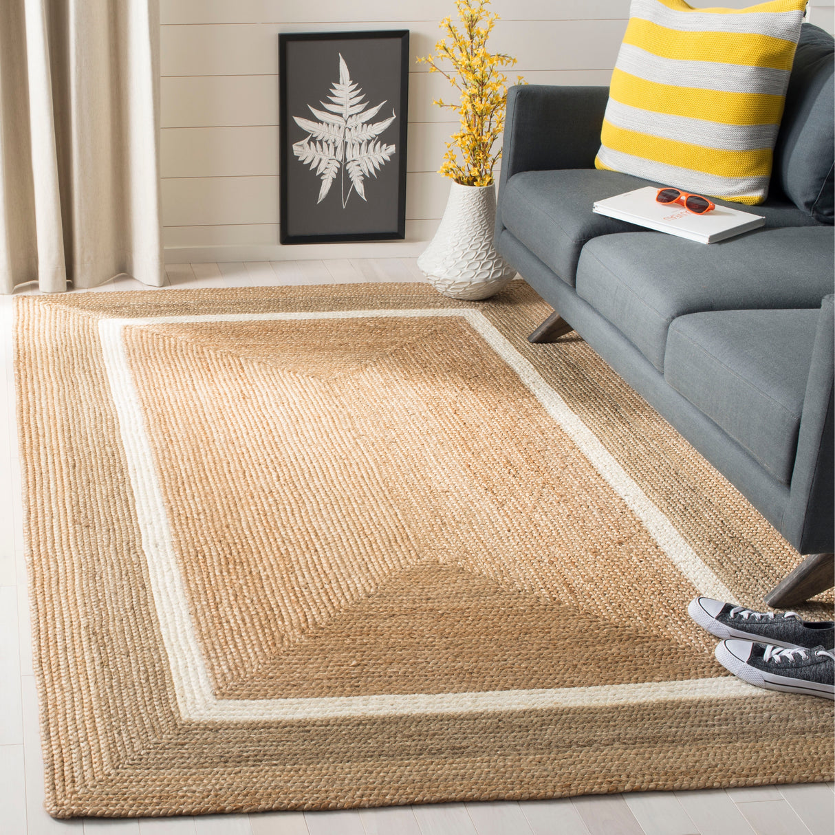 SAFAVIEH Handmade Natural Fiber Antonije Border Jute Rug