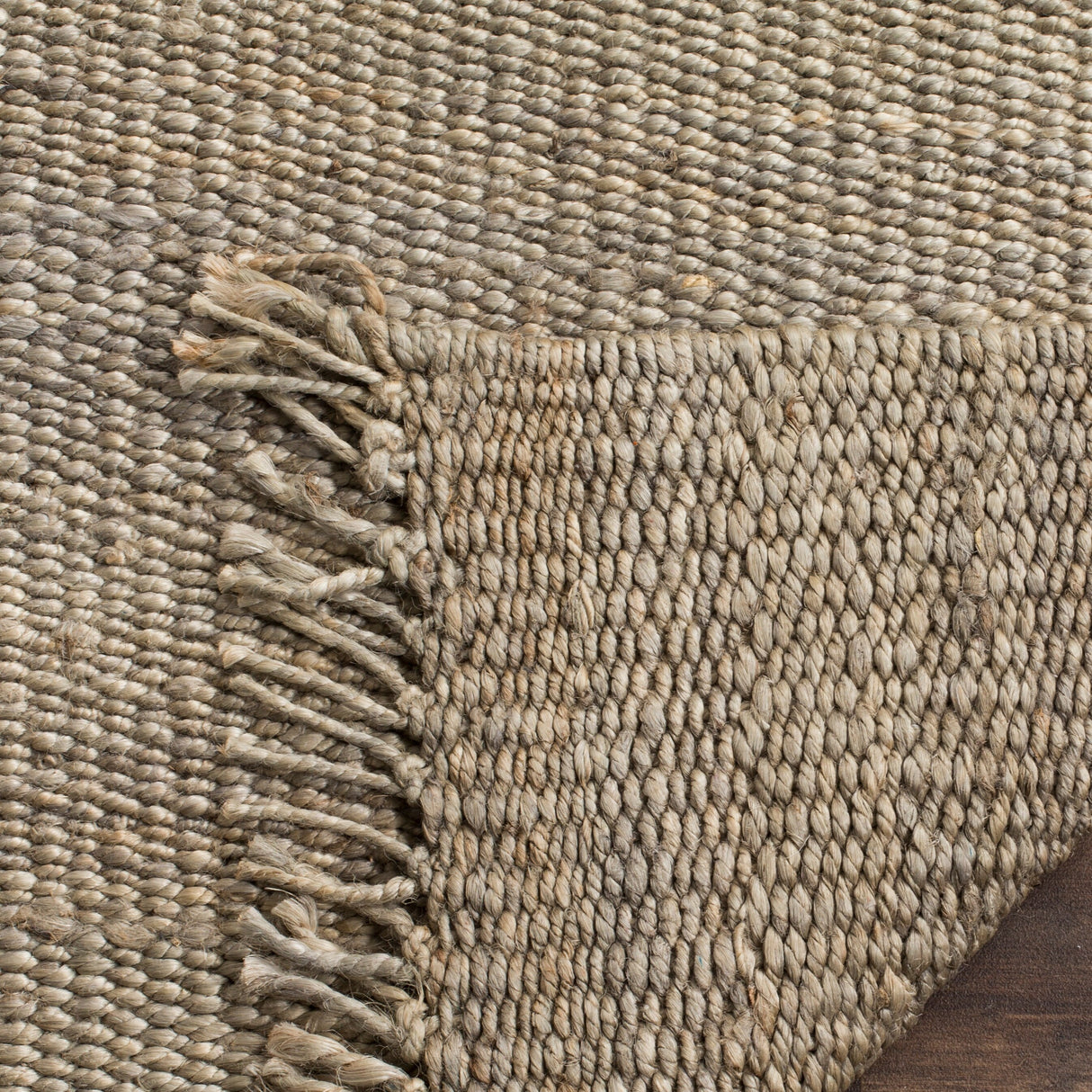 SAFAVIEH Handmade Natural Fiber Eybjorg Jute Fringe Rug