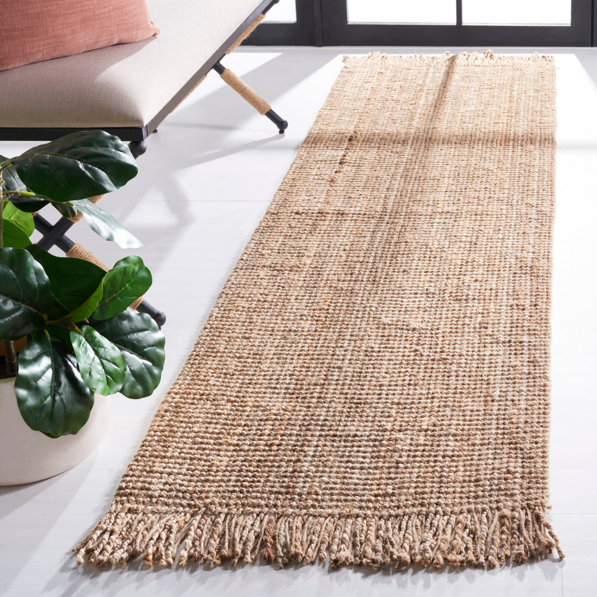 SAFAVIEH Handmade Natural Fiber Mirnesa Jute Rug with Fringe