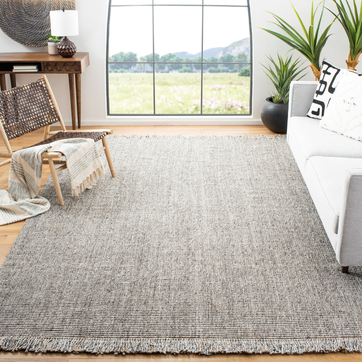 SAFAVIEH Handmade Natural Fiber Reneta Jute Fringe Rug