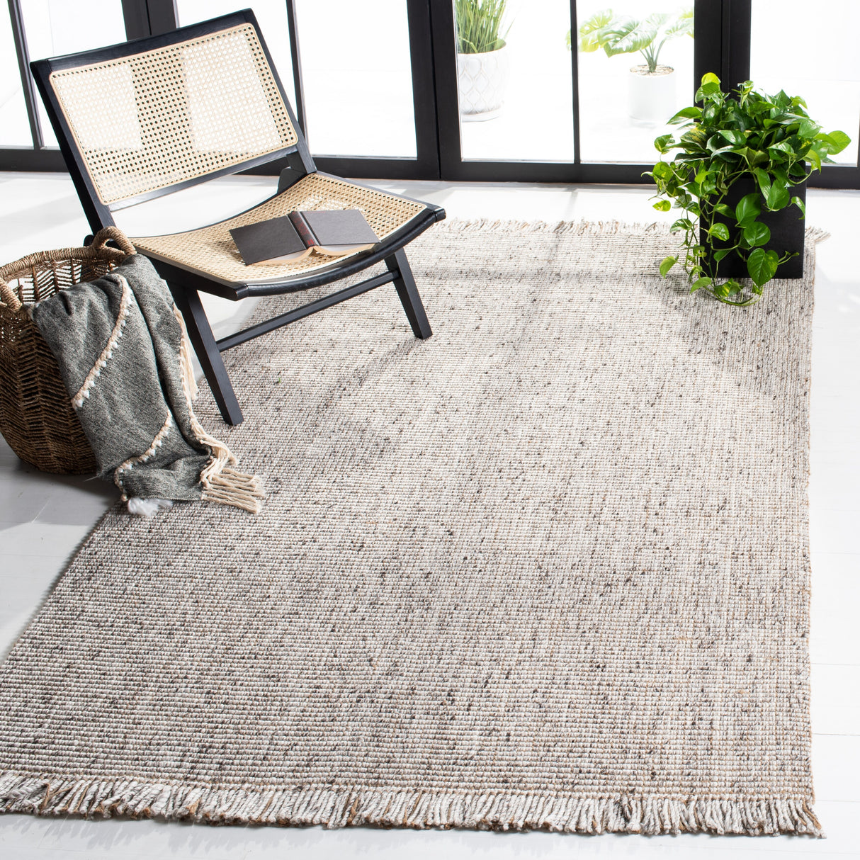 SAFAVIEH Handmade Natural Fiber Reneta Jute Fringe Rug