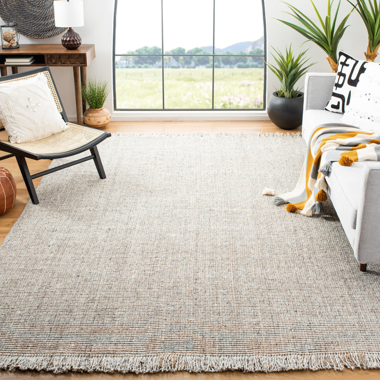 SAFAVIEH Handmade Natural Fiber Reneta Jute Fringe Rug