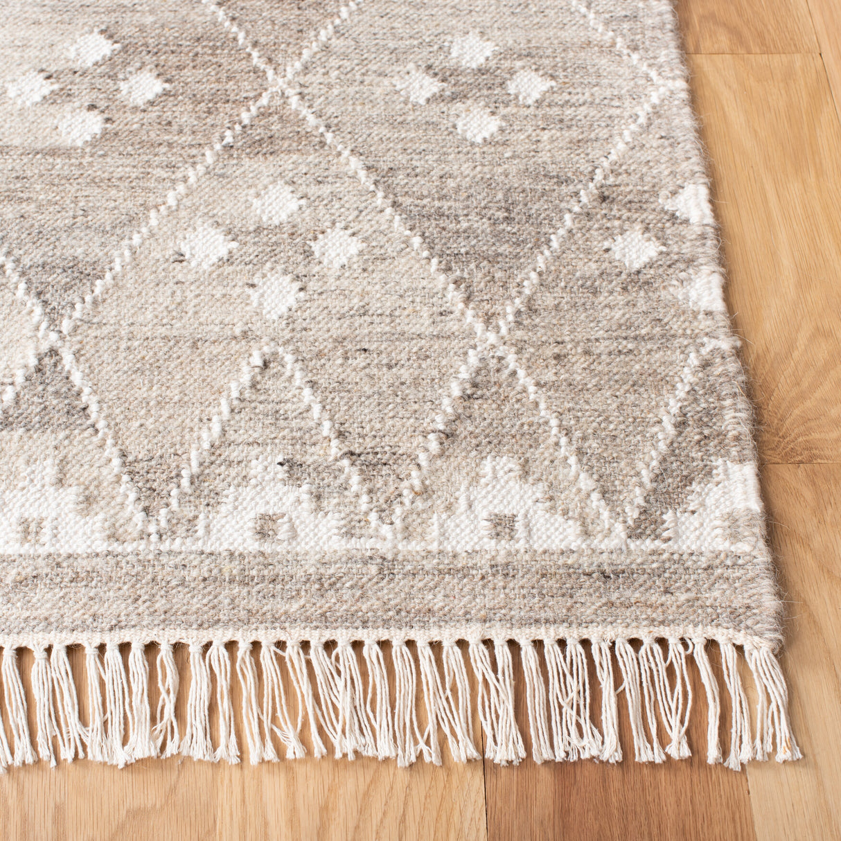 SAFAVIEH Handmade Natural Kilim Akmaral Wool Rug with Fringe