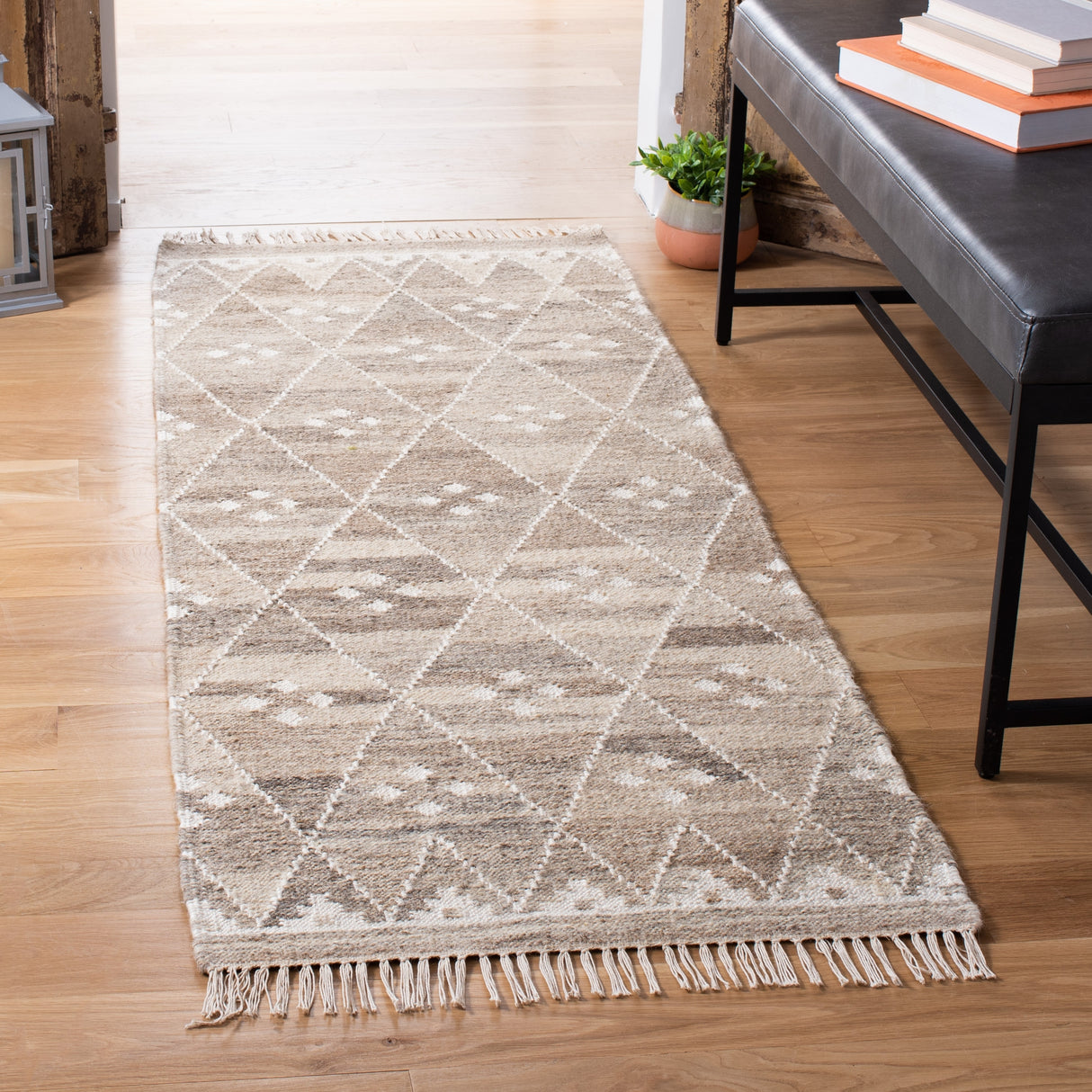 SAFAVIEH Handmade Natural Kilim Akmaral Wool Rug with Fringe