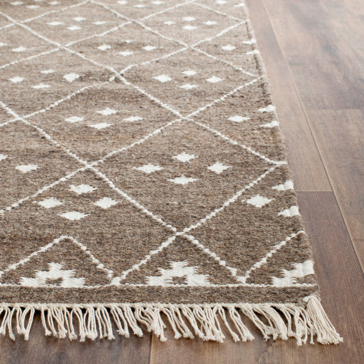 SAFAVIEH Handmade Natural Kilim Akmaral Wool Rug with Fringe