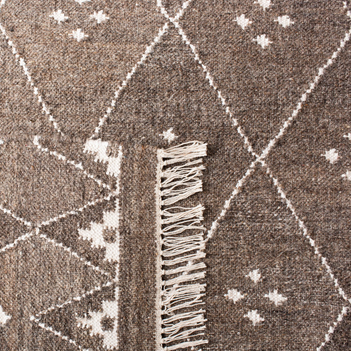 SAFAVIEH Handmade Natural Kilim Akmaral Wool Rug with Fringe