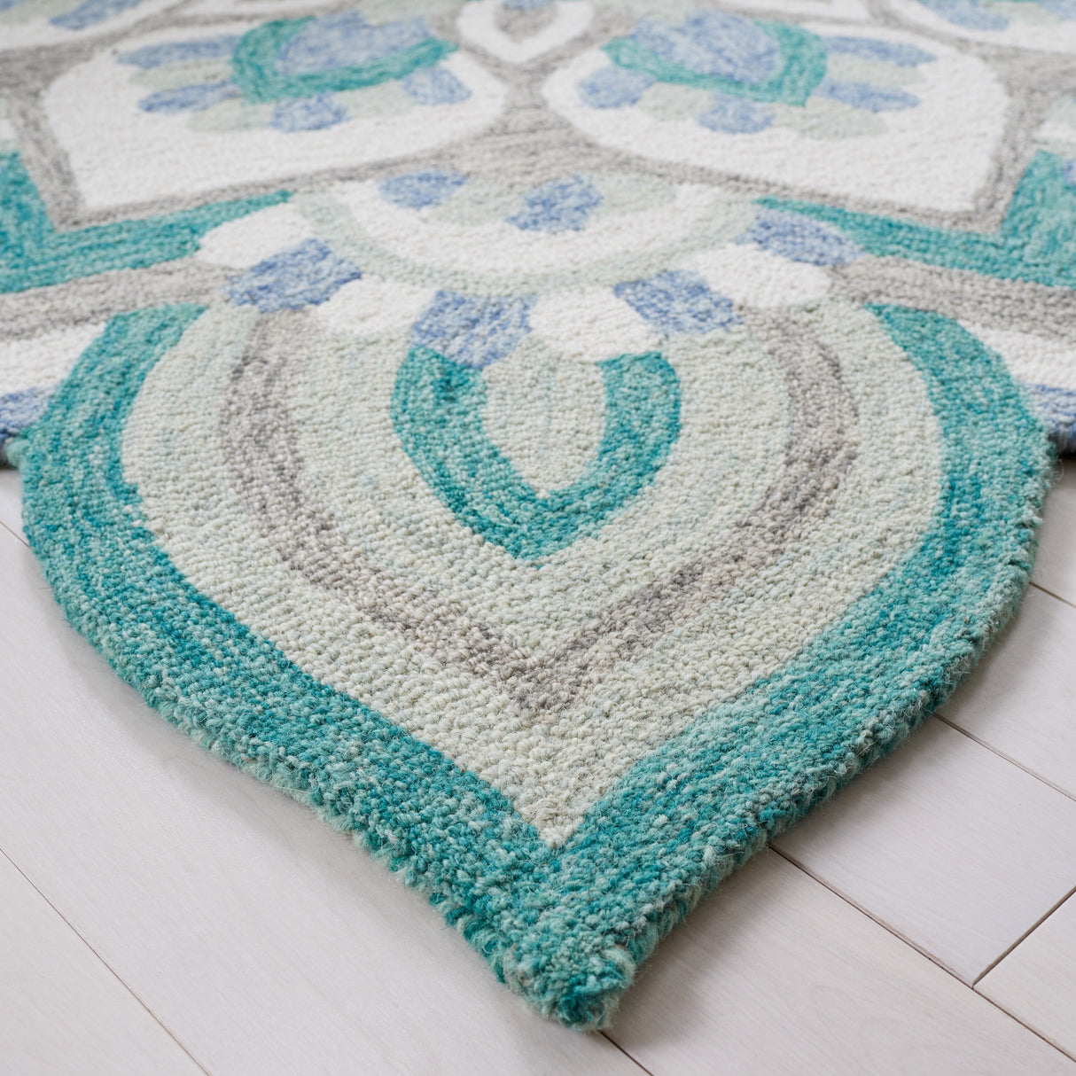 SAFAVIEH Handmade Novelty Amelie Flower Wool Rug