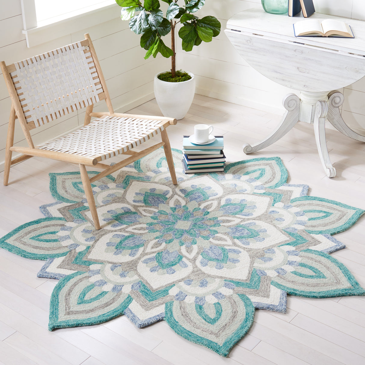 SAFAVIEH Handmade Novelty Amelie Flower Wool Rug