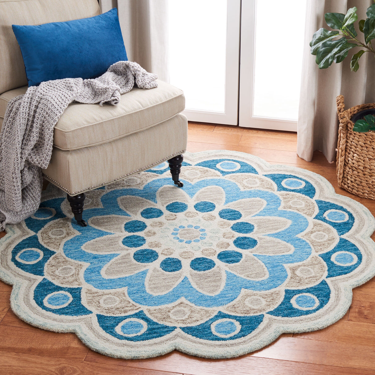 SAFAVIEH Handmade Novelty Zehra Flower Wool Rug