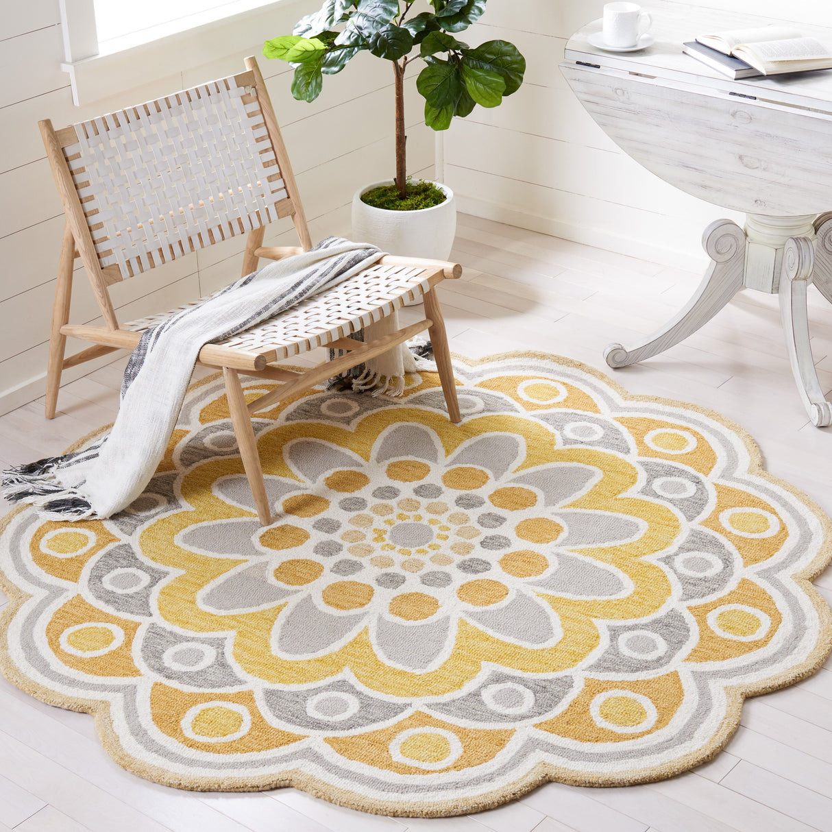 SAFAVIEH Handmade Novelty Zehra Flower Wool Rug