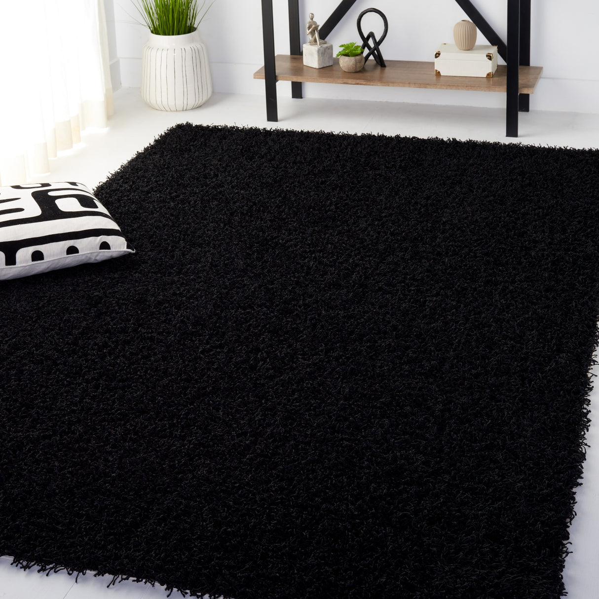 SAFAVIEH Handmade Rubi Shag Mevlide Solid Polyester Rug