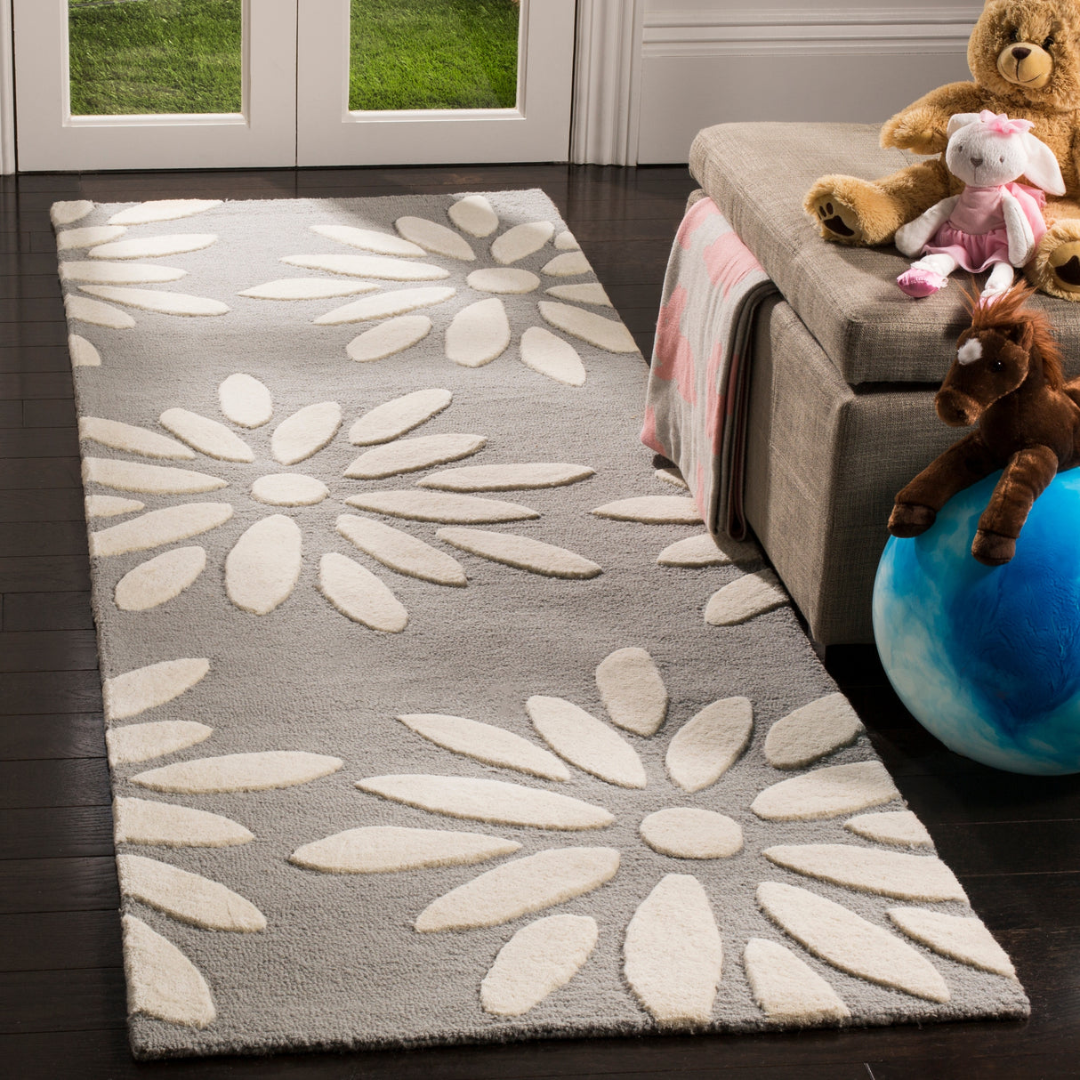 SAFAVIEH Handmade SAFAVIEH Coraima Fleurette & Tween Wool Rug