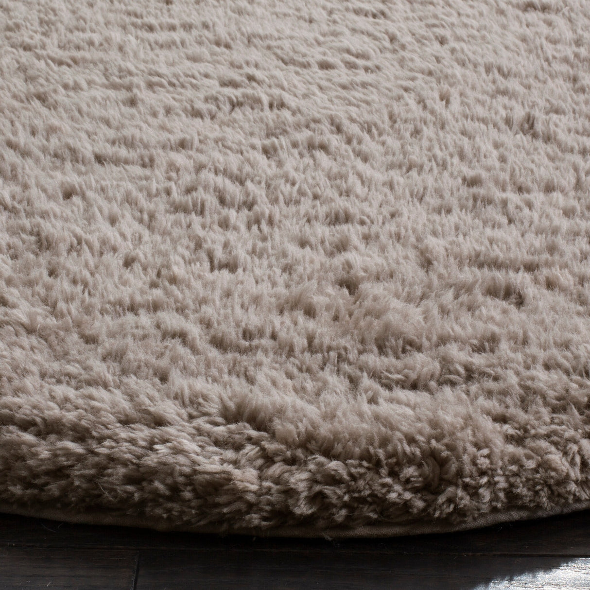 SAFAVIEH Handmade Sheep Shag Nurhayat Solid Rug