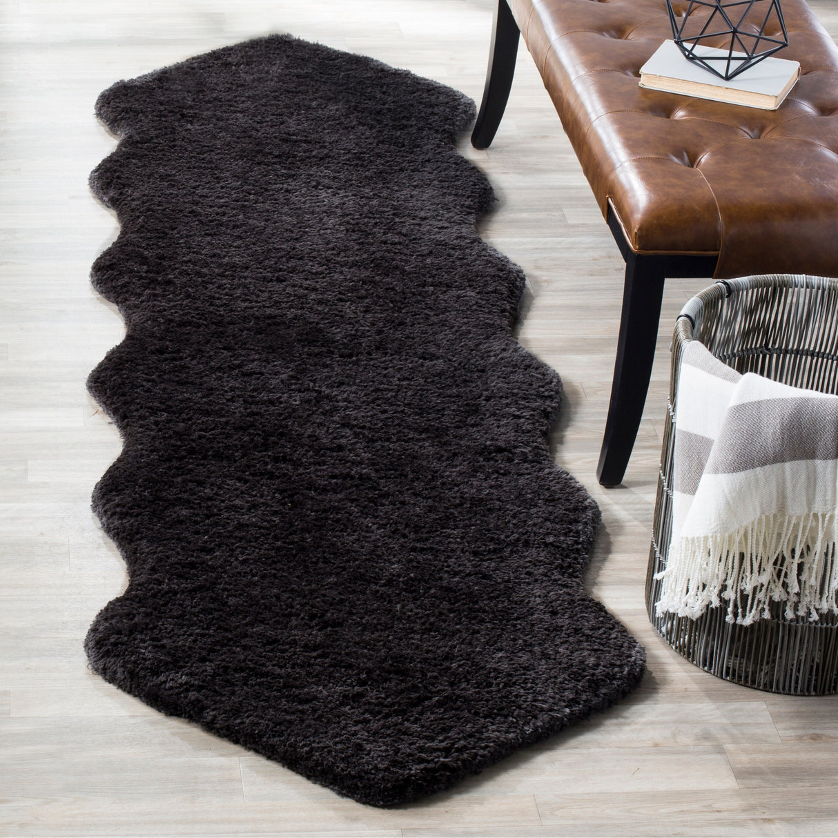 SAFAVIEH Handmade Sheep Shag Nurhayat Solid Rug