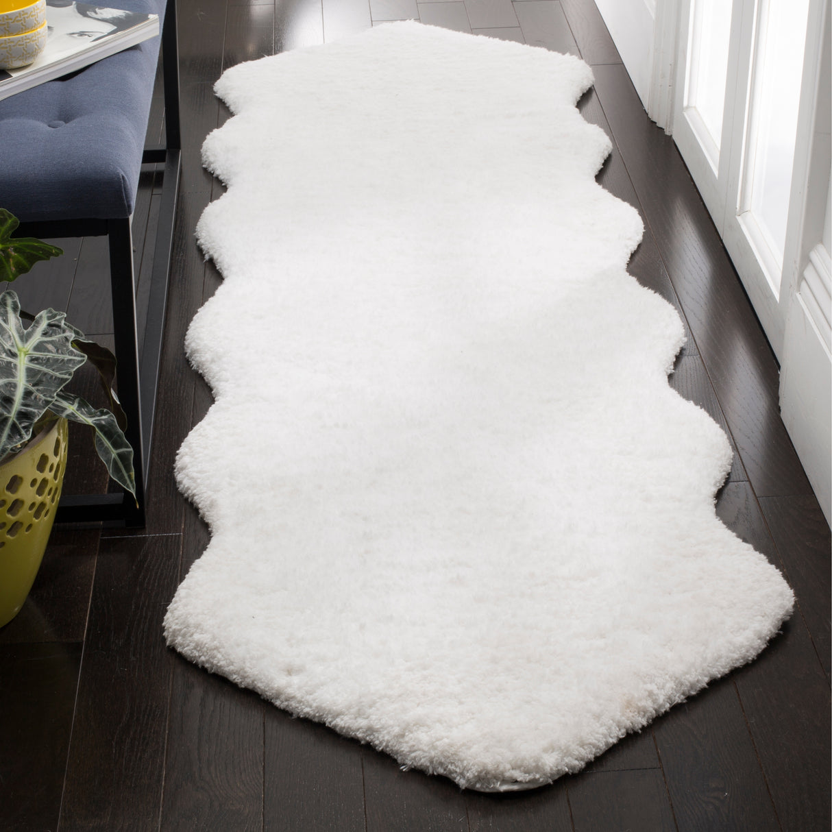 SAFAVIEH Handmade Sheep Shag Nurhayat Solid Rug