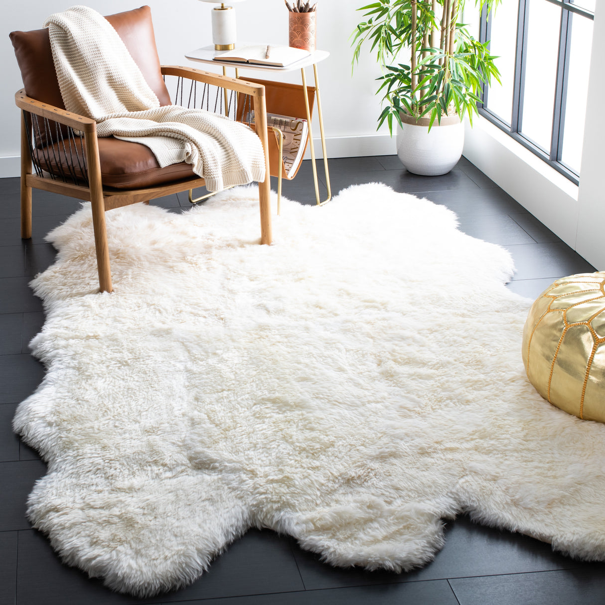 SAFAVIEH Handmade Sheepskin Brittnie Genuine Pelt Rug