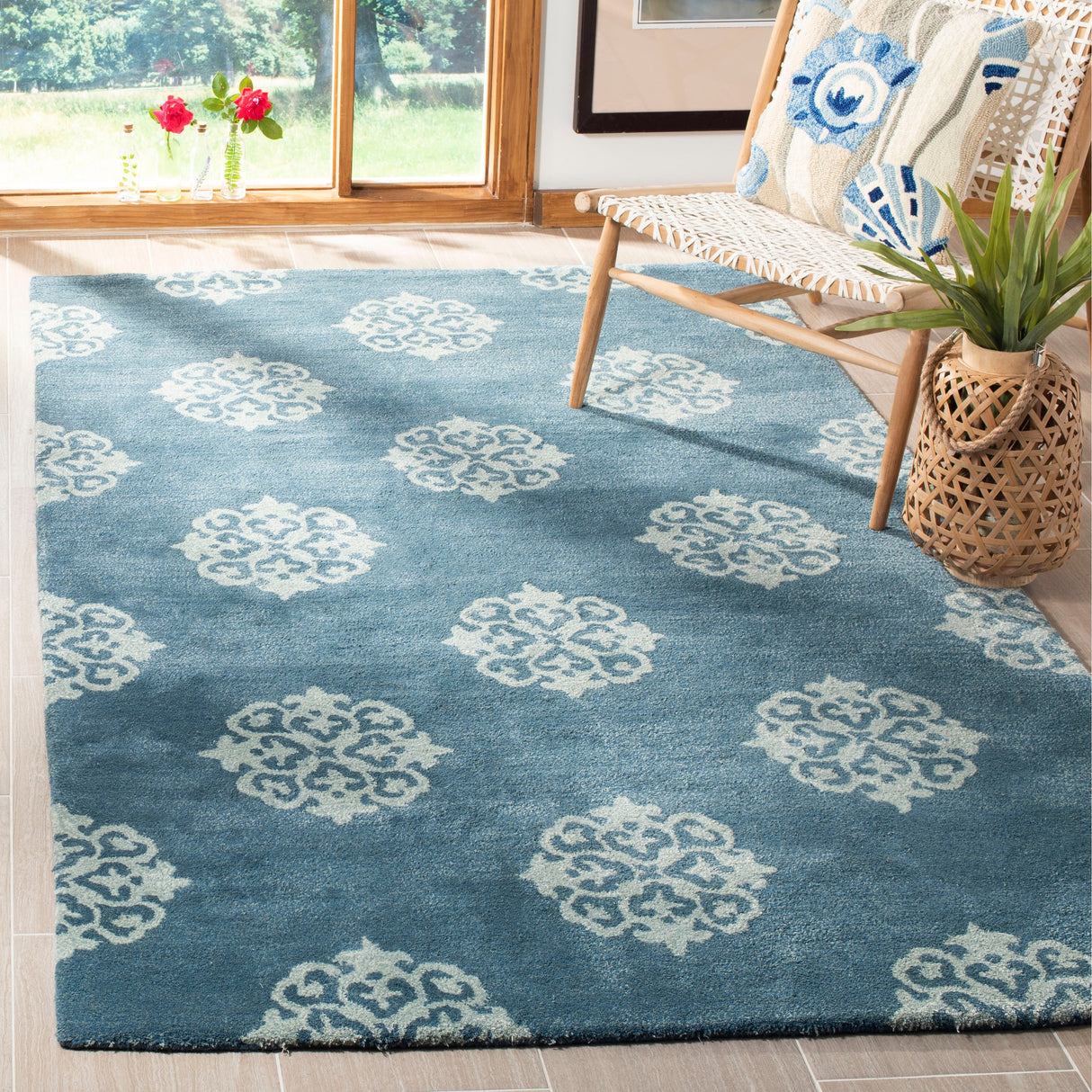 SAFAVIEH Handmade Soho Iliana Medallion N.Z. Wool Rug