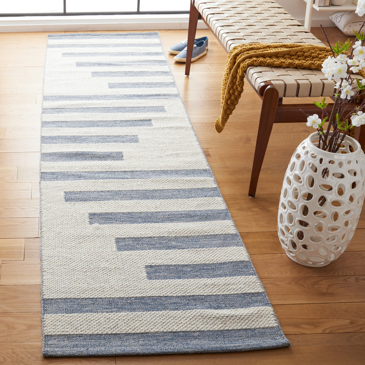 SAFAVIEH Handmade Striped Kilim Shawnte Modern Cotton Rug