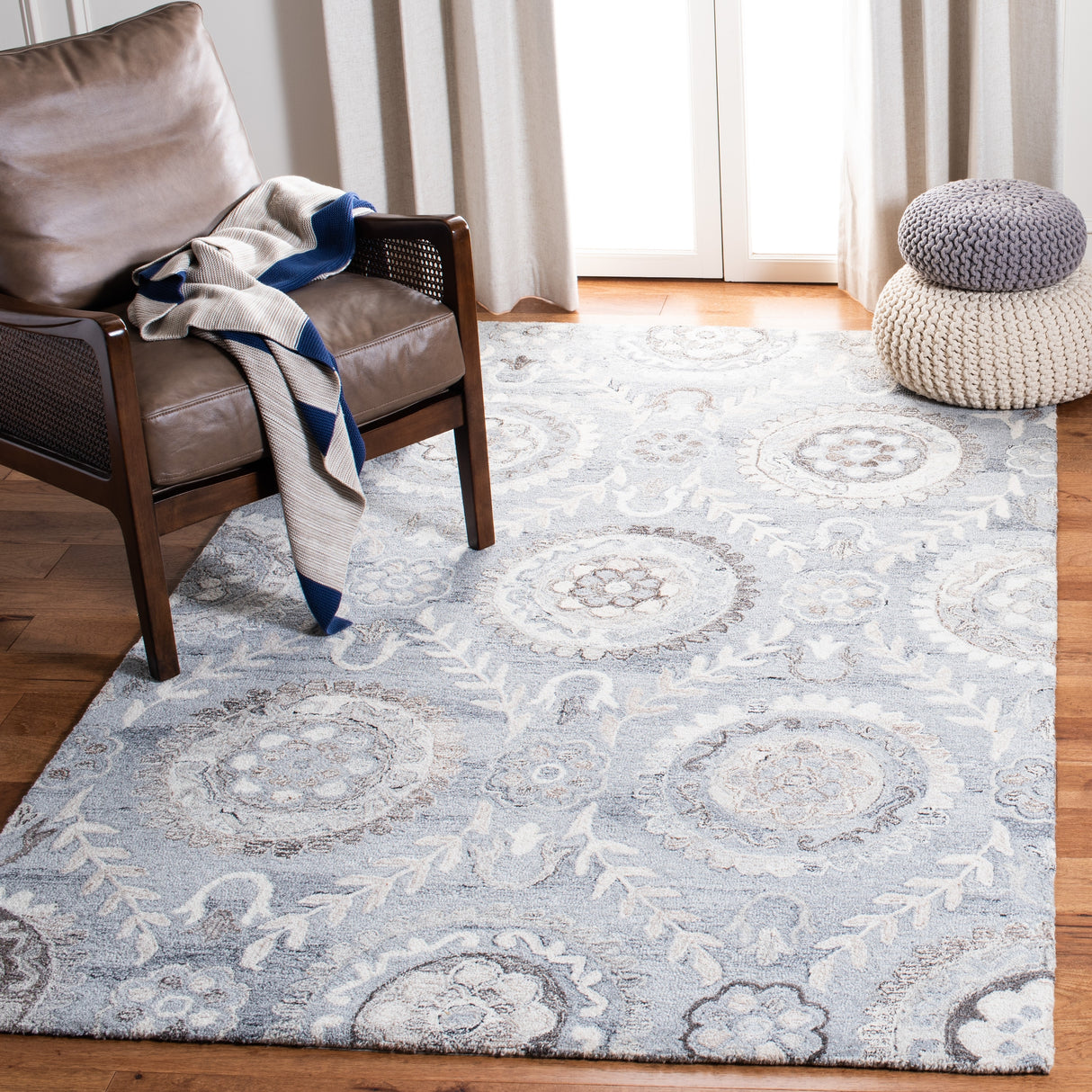 SAFAVIEH Handmade Suzani Mirja Floral Wool Rug