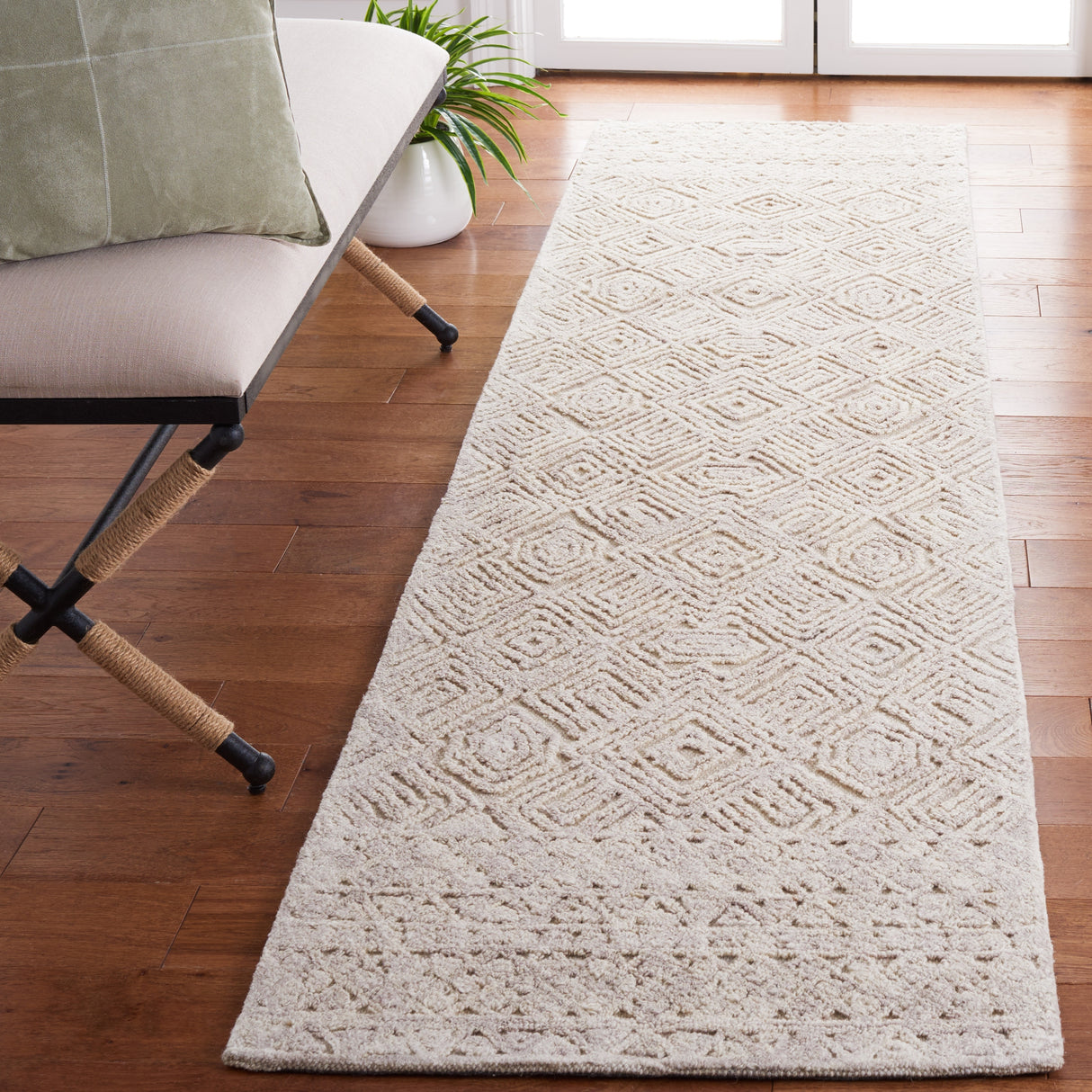 SAFAVIEH Handmade Textual Vibha Wool Rug