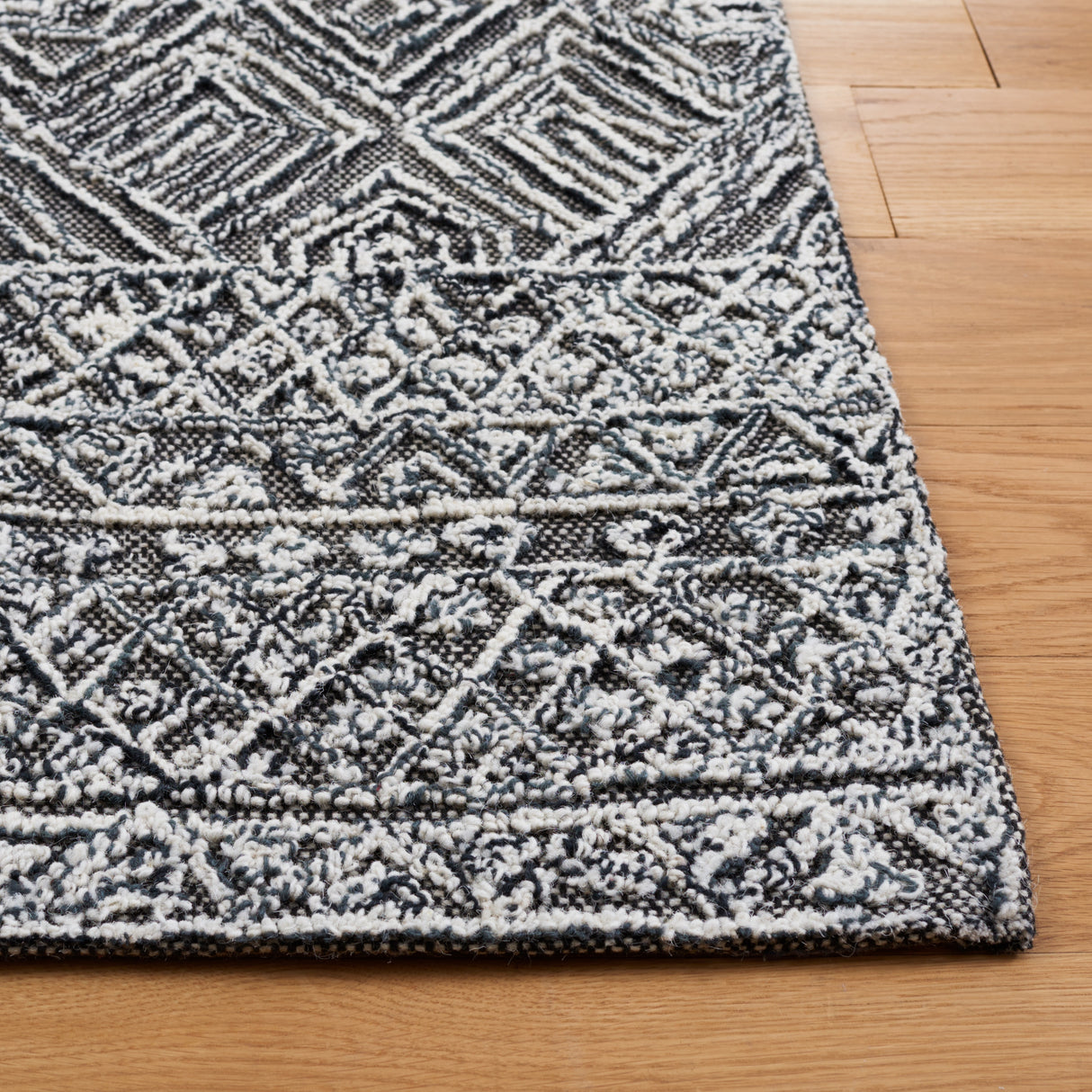 SAFAVIEH Handmade Textual Vibha Wool Rug