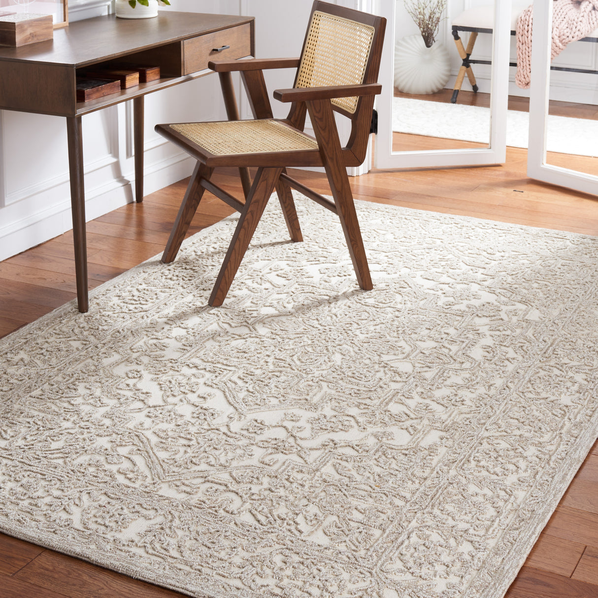 SAFAVIEH Handmade Trace Cher Oriental Wool Rug