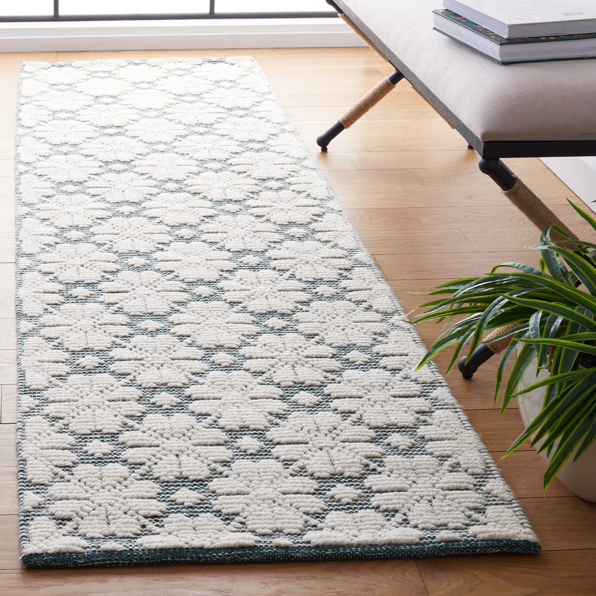 SAFAVIEH Handmade Vermont Jolie Wool Rug