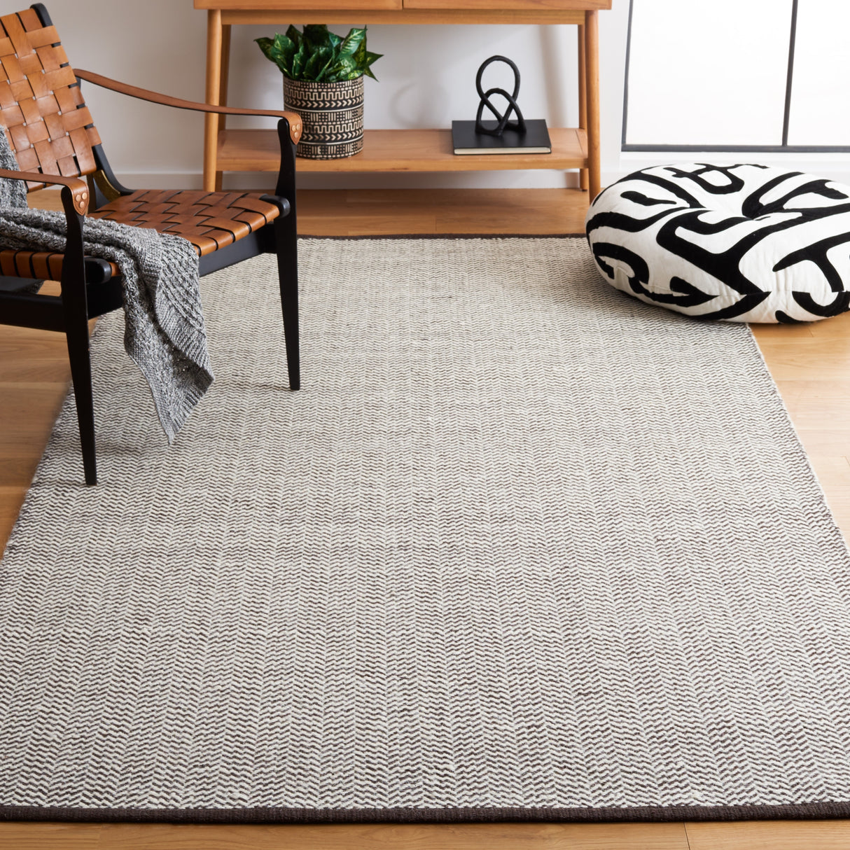 SAFAVIEH Handmade Vermont Windy Wool Rug