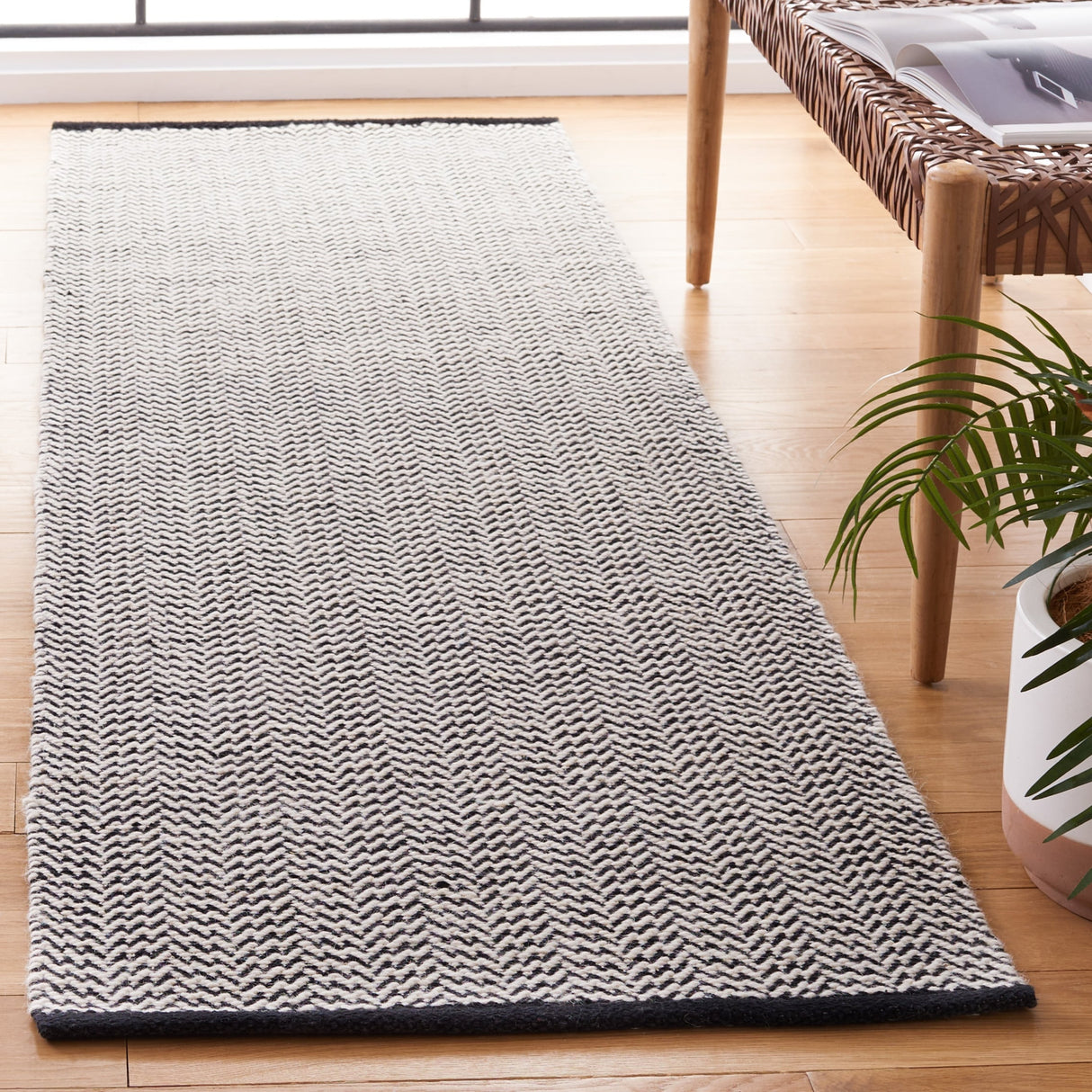 SAFAVIEH Handmade Vermont Windy Wool Rug