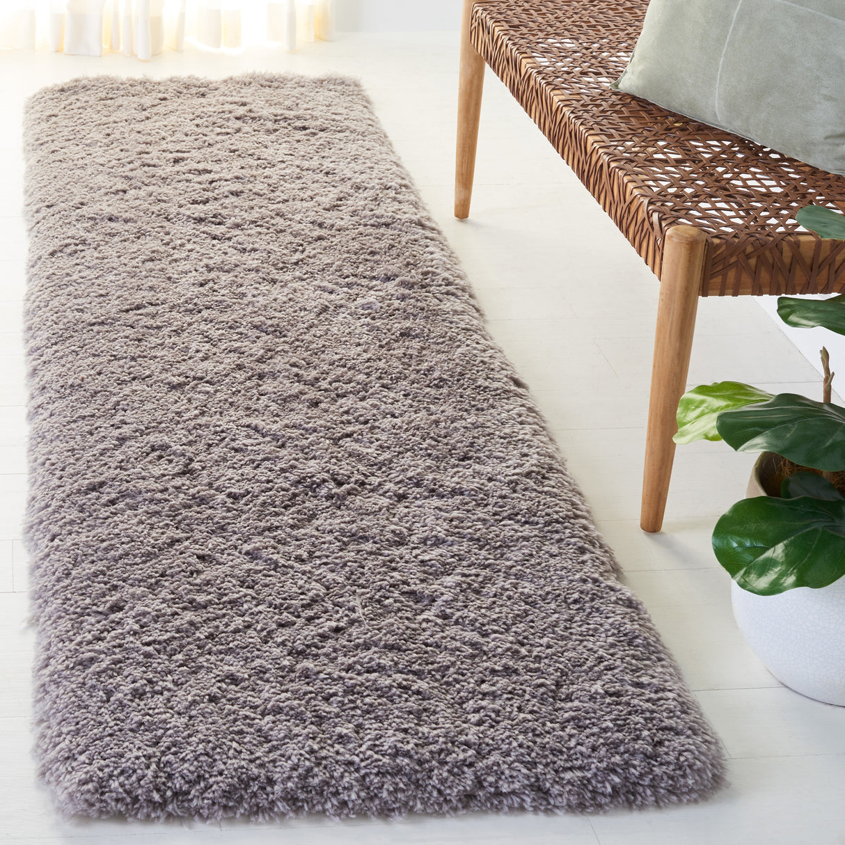 SAFAVIEH Handmade Vukosava Shag Guenevere 3-inch Extra Thick Rug