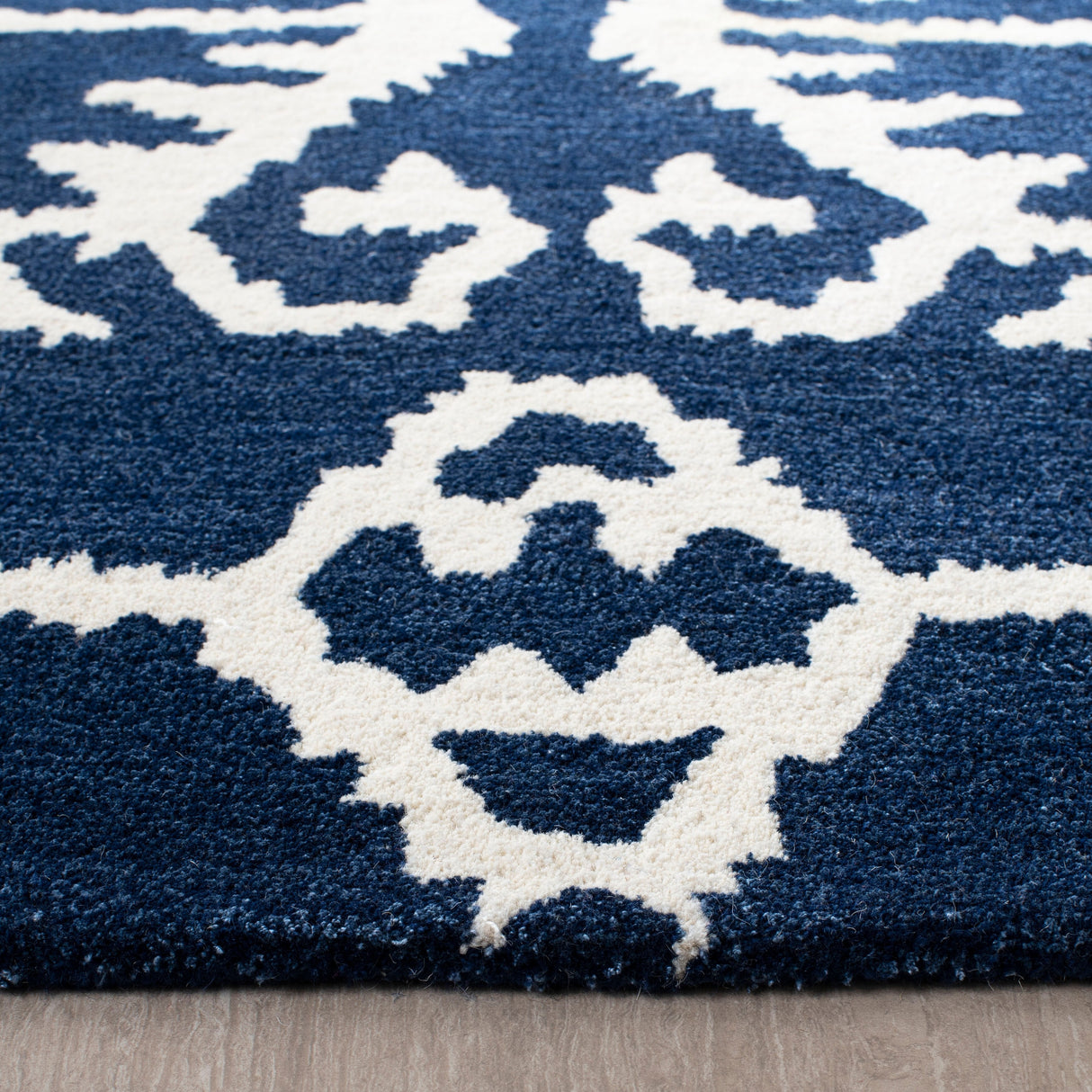 SAFAVIEH Handmade Wyndham Bekin Modern Wool Rug