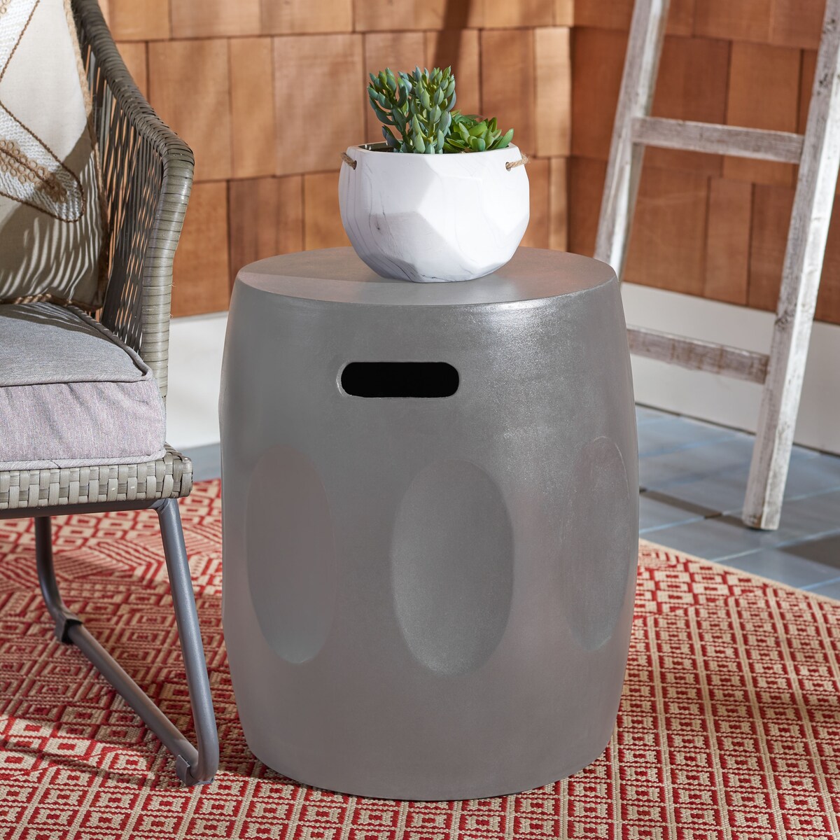 SAFAVIEH Hasmik Concrete Indoor/ Outdoor Accent Table - 15.7"x15.7"x17.7" - 16Wx16Dx18H