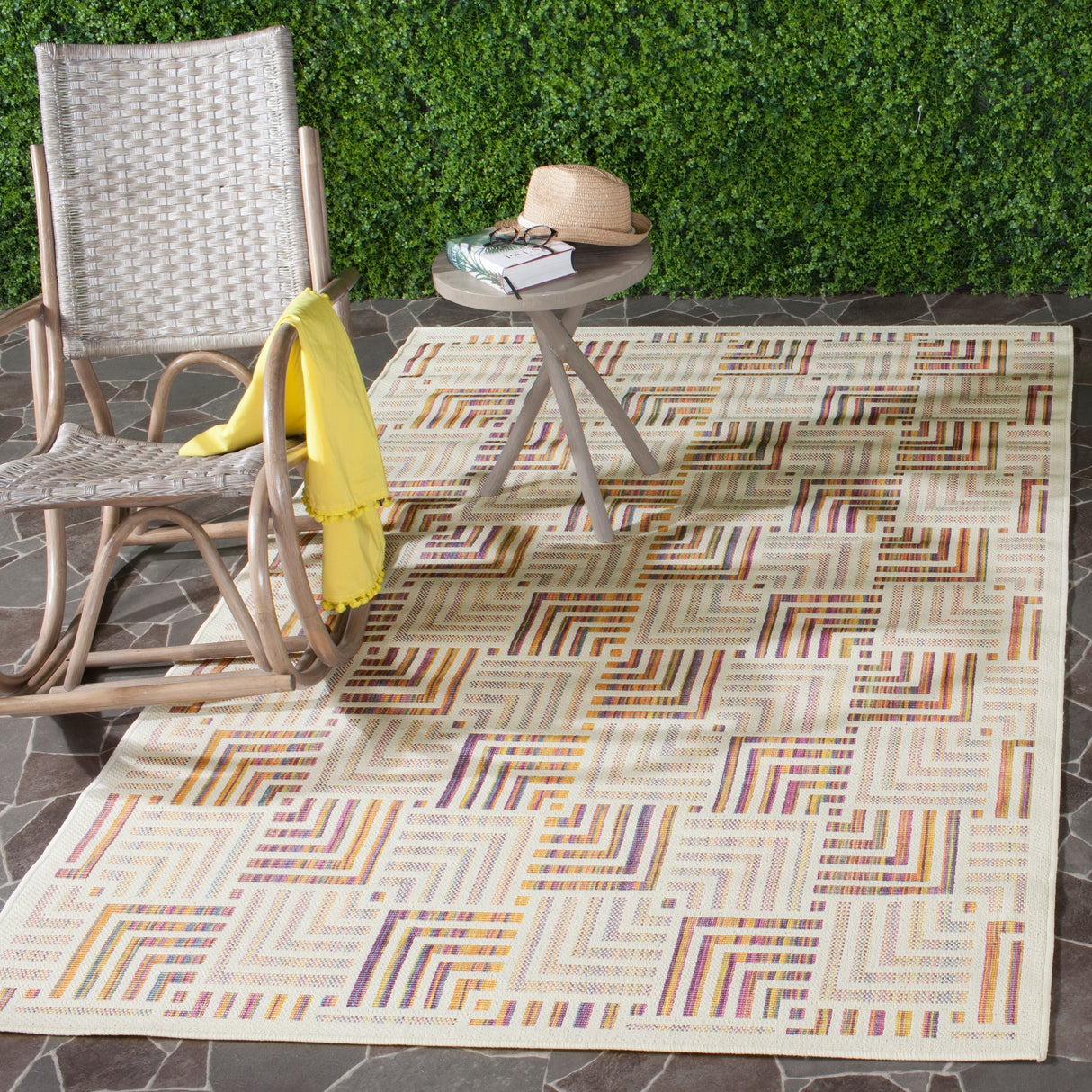 SAFAVIEH Havana Alesha Indoor/ Outdoor Waterproof Patio Backyard Rug