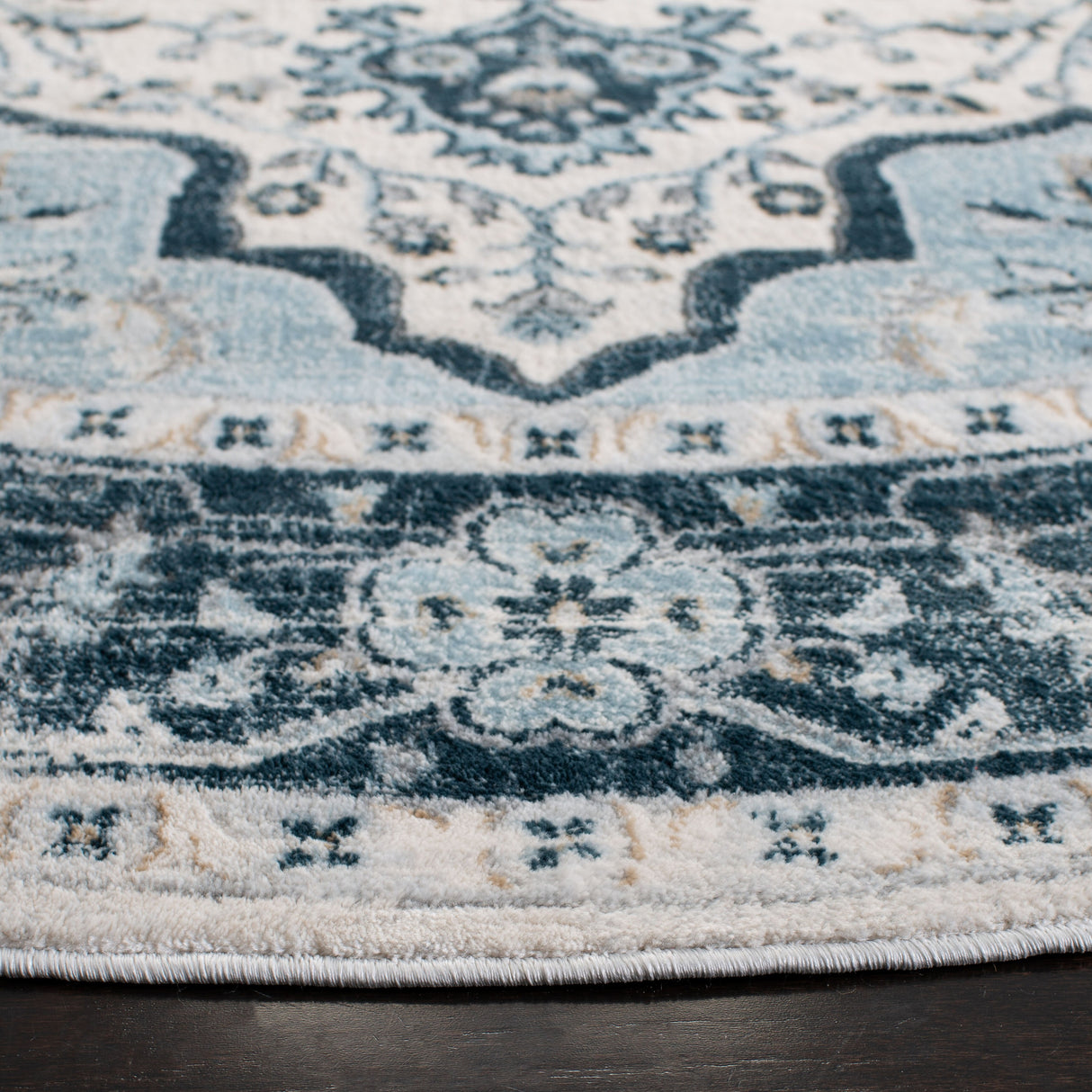 SAFAVIEH Isabella Debrah Traditional Oriental Rug