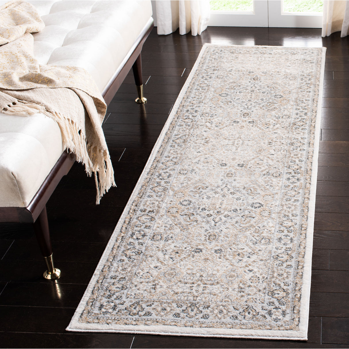 SAFAVIEH Isabella Roxann Traditional Oriental Rug