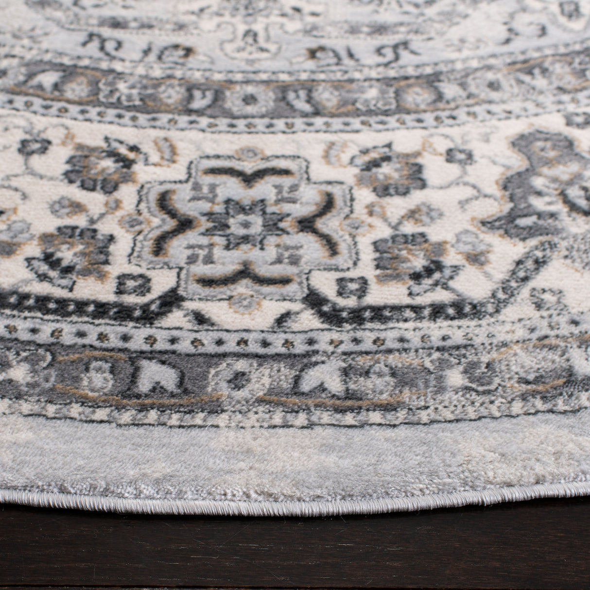 SAFAVIEH Isabella Roxann Traditional Oriental Rug