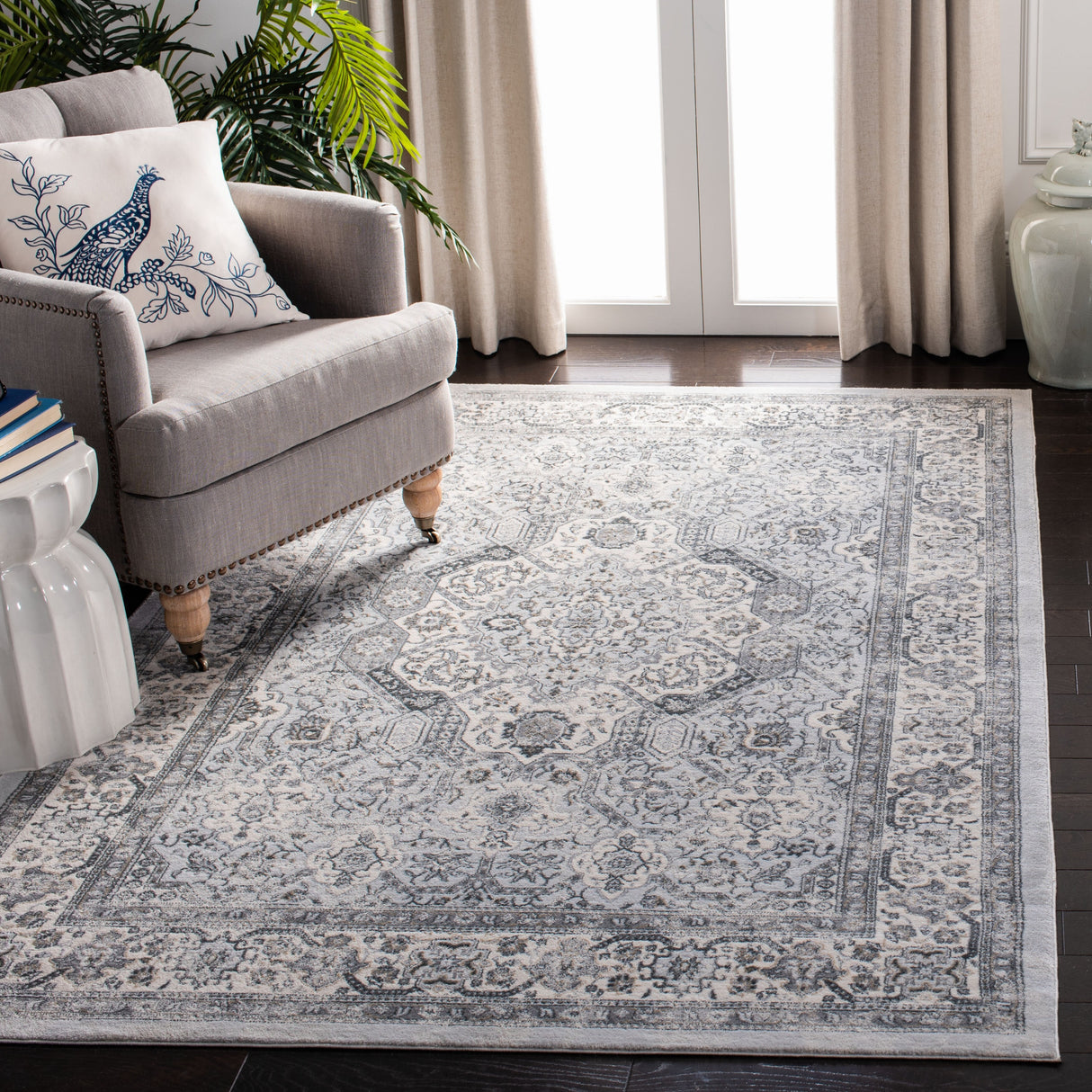 SAFAVIEH Isabella Roxann Traditional Oriental Rug