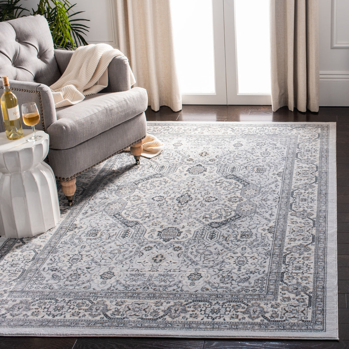 SAFAVIEH Isabella Roxann Traditional Oriental Rug