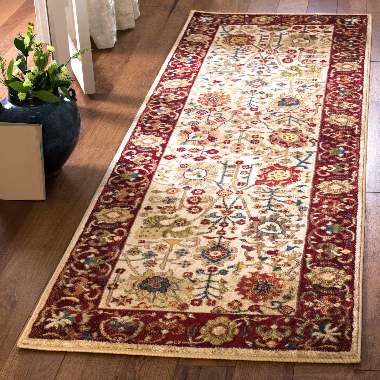 SAFAVIEH Kashan Laureen Oriental Rug with Fringe