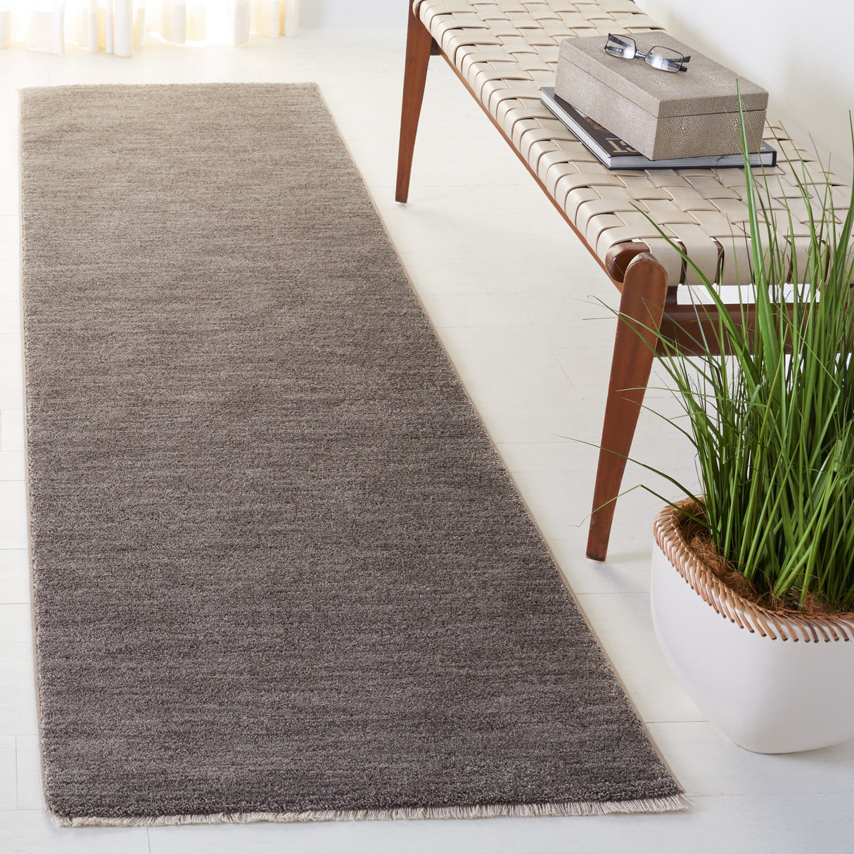 SAFAVIEH Lasa Nanci Modern Solid Rug