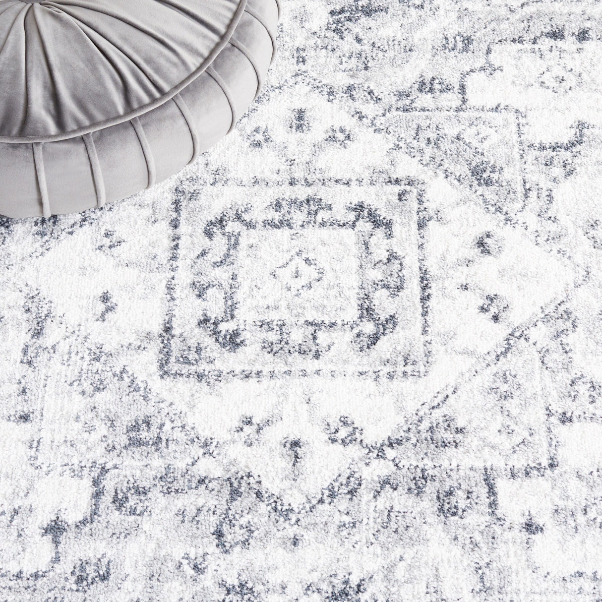 SAFAVIEH Layla Maryjo Shabby Chic Farmhouse Rug