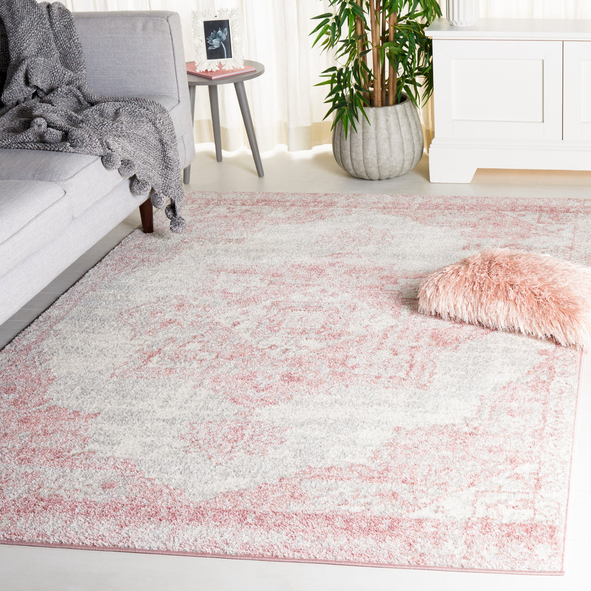 SAFAVIEH Layla Maryjo Shabby Chic Farmhouse Rug