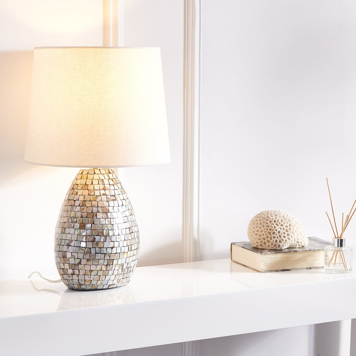 SAFAVIEH Lighting Kjellaug Seashell 22-inch Table Lamp - 14 In. W x 14 In. D x 22 In. H - 14Wx14Dx22H