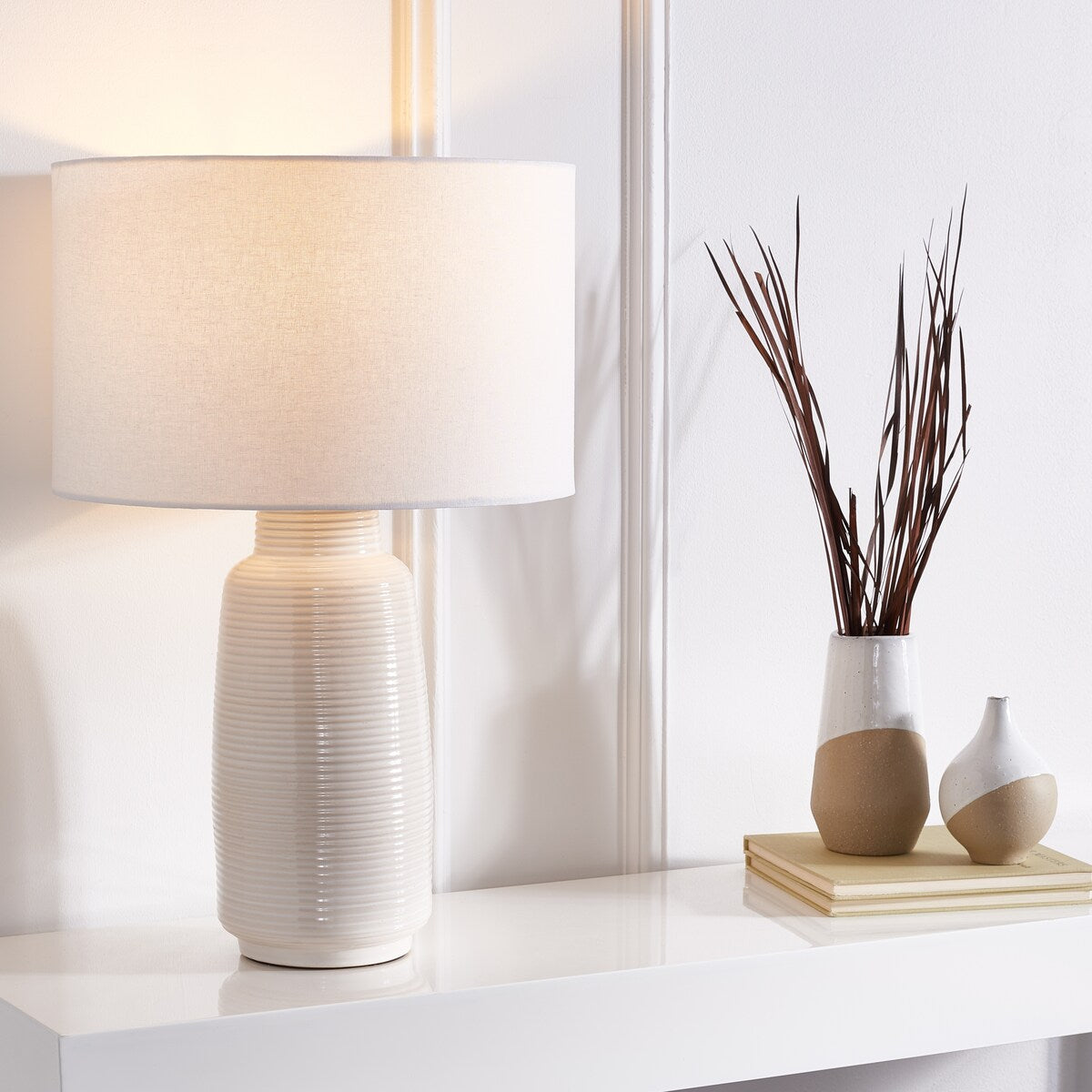 SAFAVIEH Lighting Wieneke 26-inch Table Lamp - 16 In. W x 16 In. D x 26 In. H - 16Wx16Dx26H