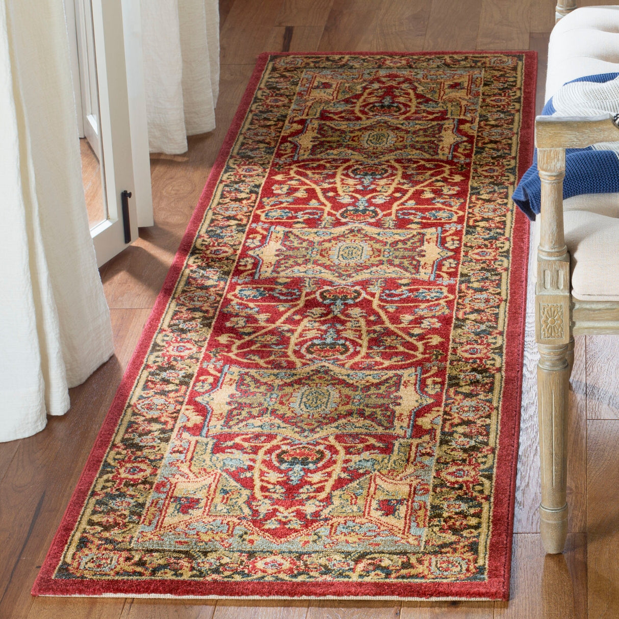 SAFAVIEH Mahal Haruko Traditional Oriental Rug