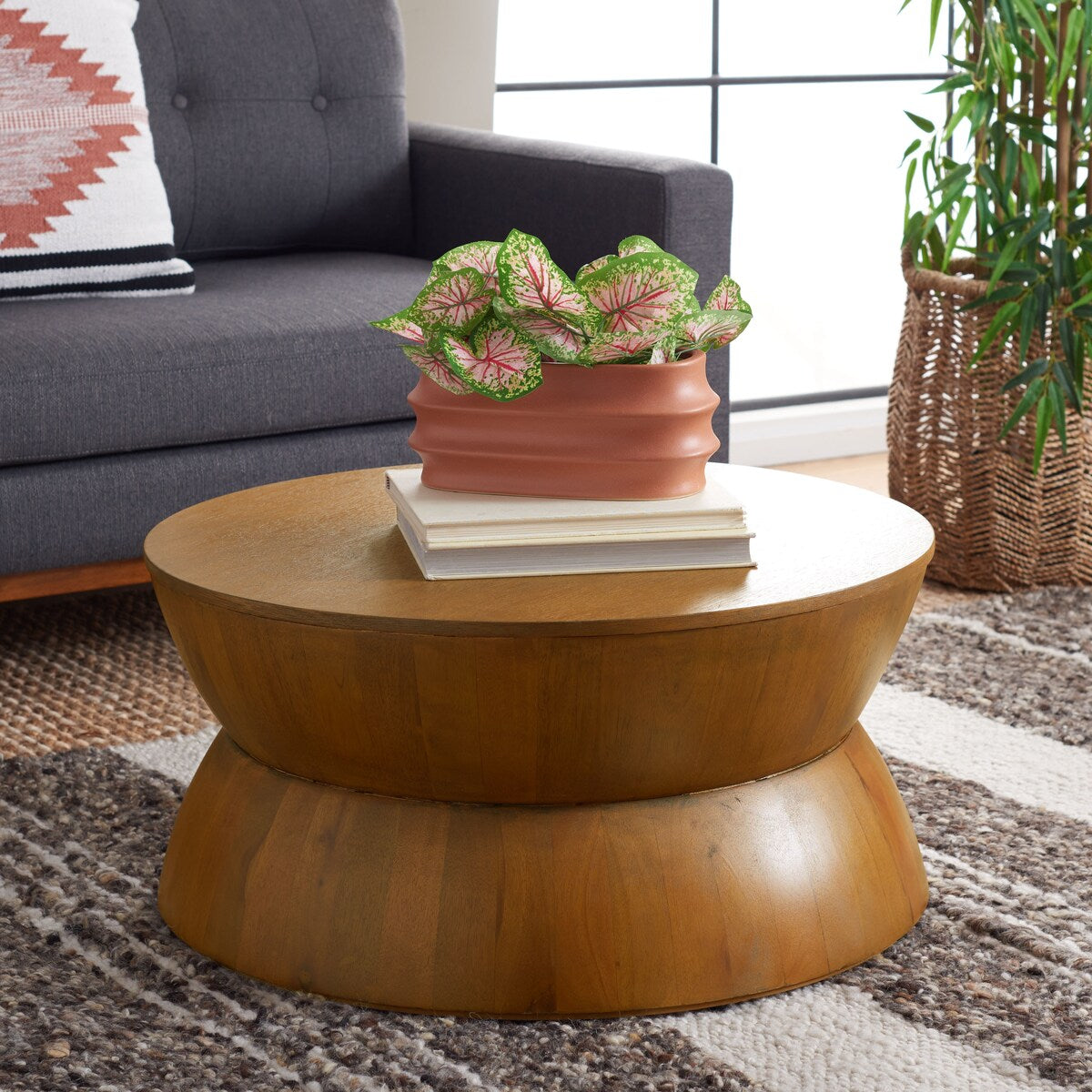 SAFAVIEH Mattye Modern Contemporary Round Coffee Table. - 30" W x 30" L x 14" H - 30Wx30Dx14H