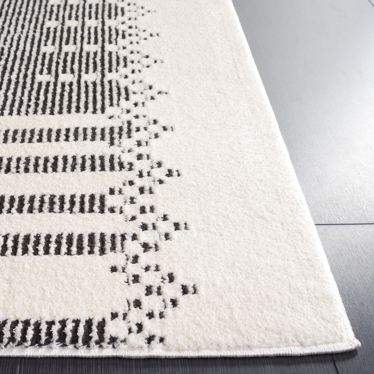 SAFAVIEH Melody Earlene Scandinavian Rug