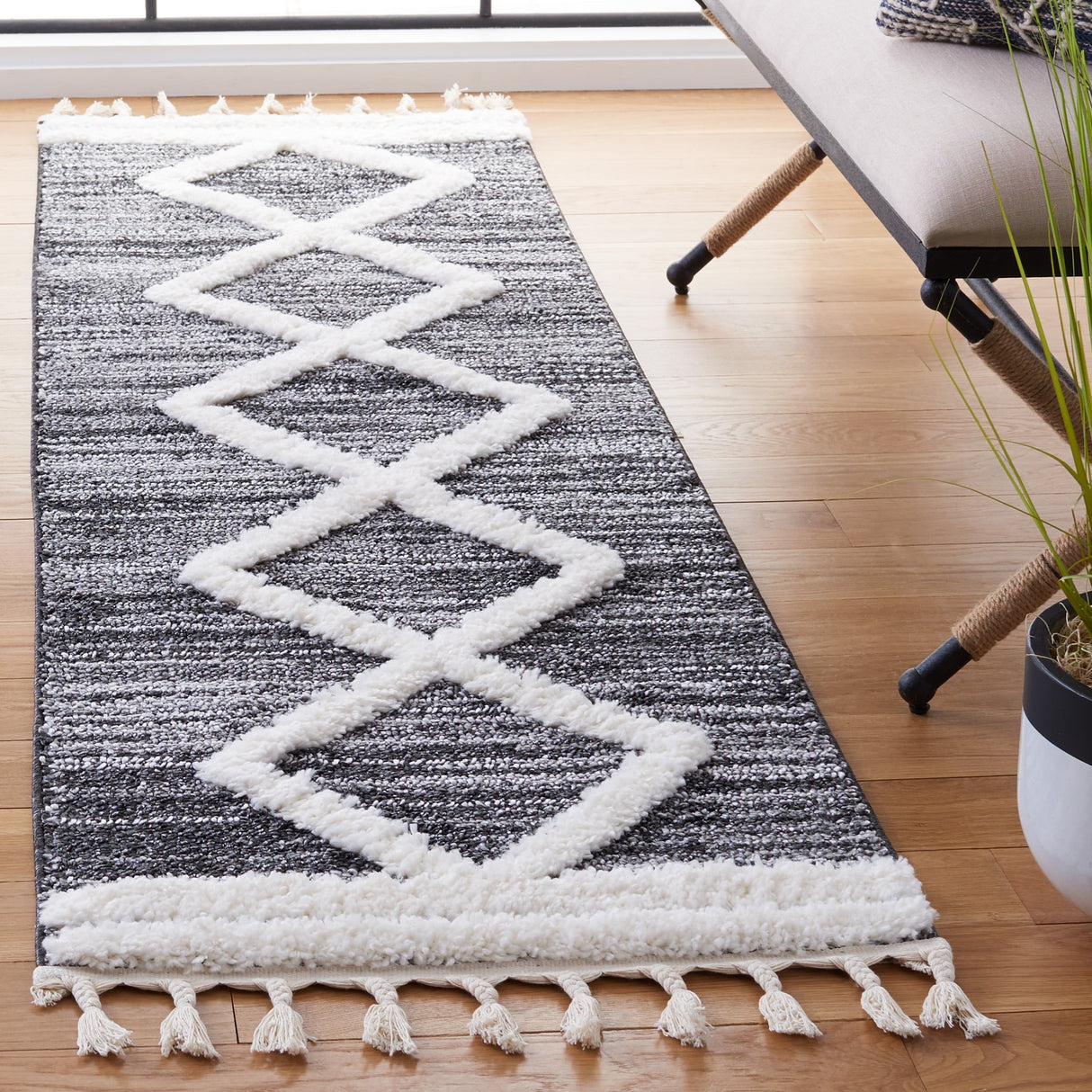 SAFAVIEH Moroccan Tassel Shag Lempi 2-inch Thick Rug