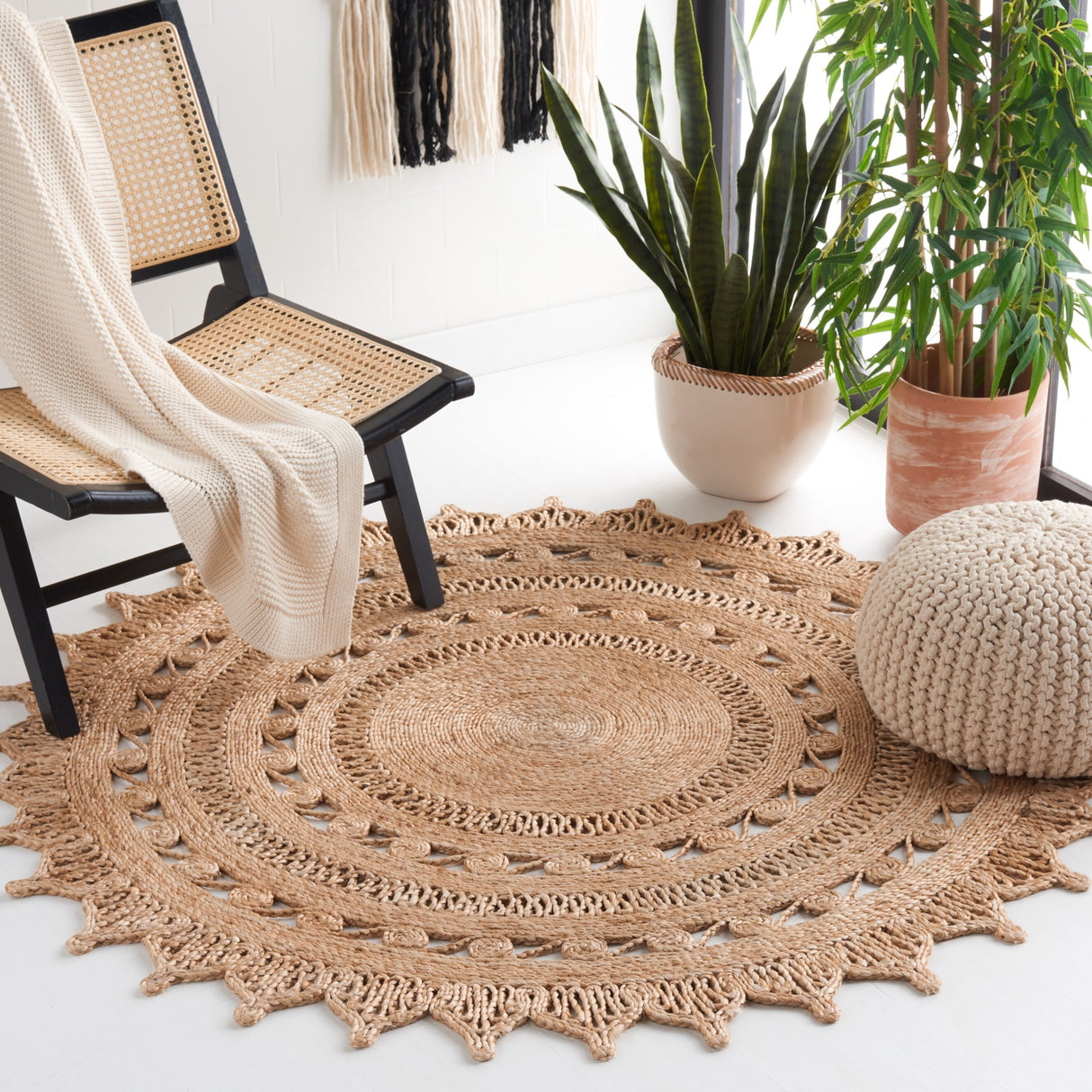 SAFAVIEH Natural Fiber Flonnie French Country Round Jute Rug